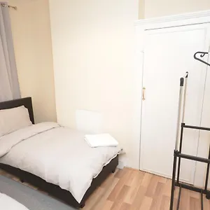 cheerful-4-bedroom-house-in-greater-london.cambridgehotelsuk.com/